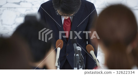 Reporters covering the apology interview 32622334