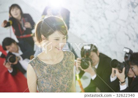 Report coverage An actress walking on a red carpet Report coverage An actress walking on a red carpet 32622340