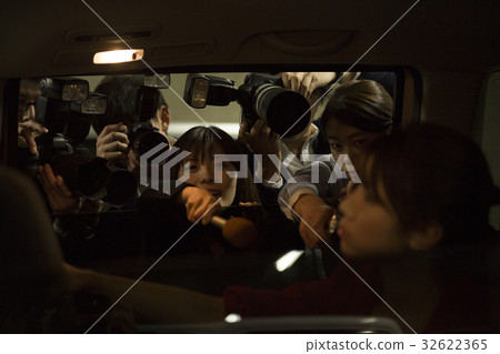 Reporting coverage paparazzi 32622365