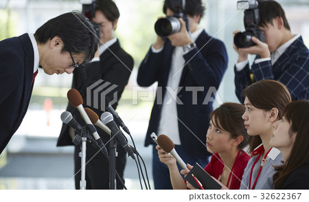 Reporters covering the apology interview 32622367