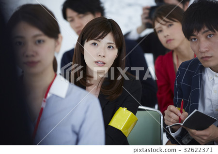 Interview journalist reporter 32622371