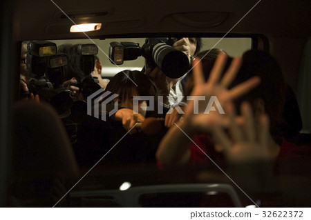 Reporting coverage paparazzi 32622372