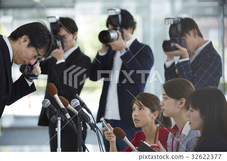 Reporters covering the apology interview 32622377