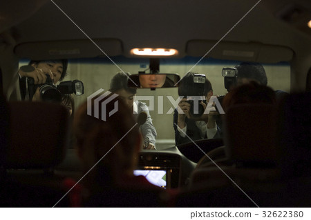 Reporting coverage paparazzi 32622380