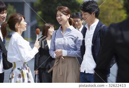Street interview reporter 32622413
