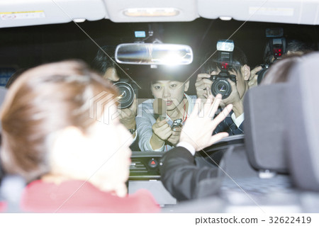 Reporting coverage paparazzi 32622419