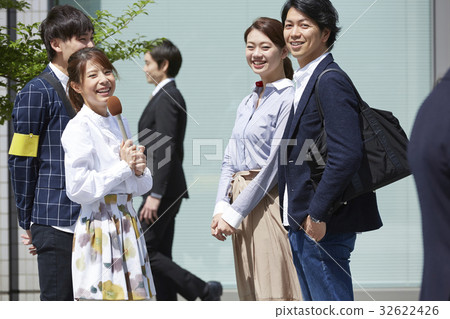 Street interview reporter 32622426