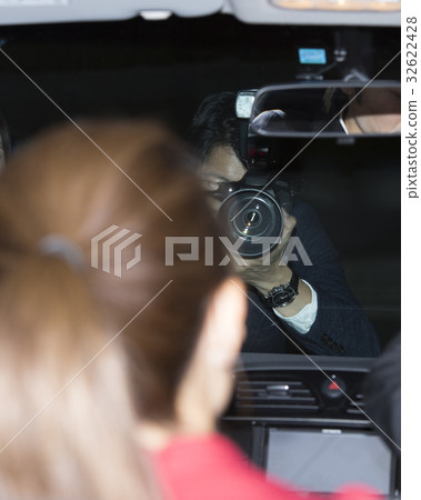 Reporting coverage paparazzi 32622428