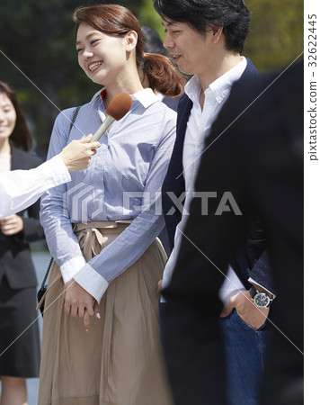 一對夫婦接受街頭採訪 一對夫婦接受街頭採訪 32622445