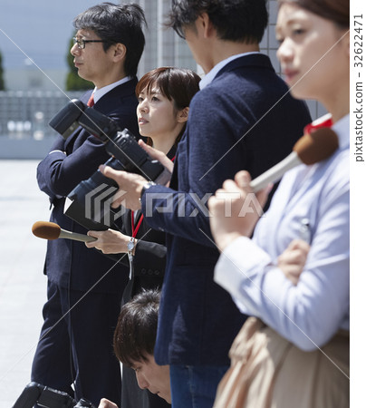 Waiting for reporters 32622471