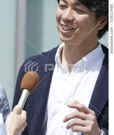 一名男子接受街頭採訪 32622488