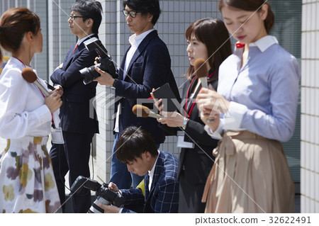 Waiting for reporters 32622491