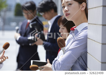 等待記者 32622499