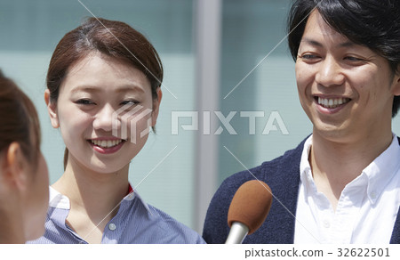 一對夫婦接受街頭採訪 32622501