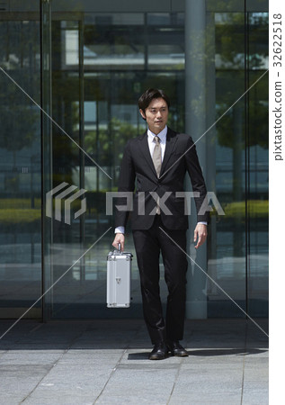 與公文包的一個商人 32622518