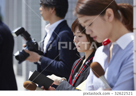 等待記者 32622521