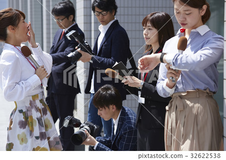 Waiting for reporters 32622538