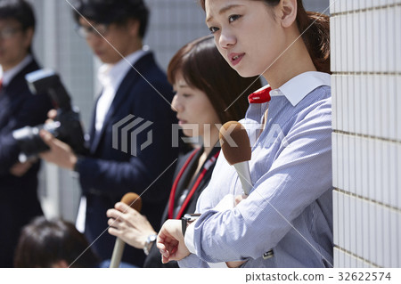 等待記者 32622574