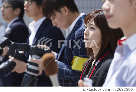 Waiting for reporters 32622590