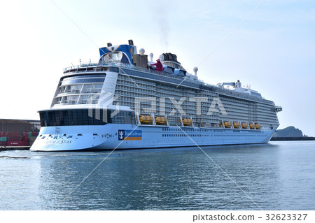 Large cruise ship Quantum of the seeds 32623327