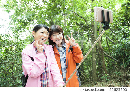 登山山女孩遷徙的朋友登山山室外遠足 32623500