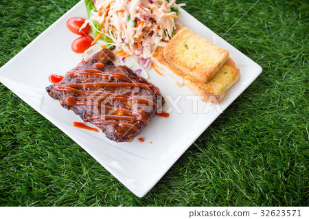 pork barbecue ribs with barbecue sauce and bread 32623571