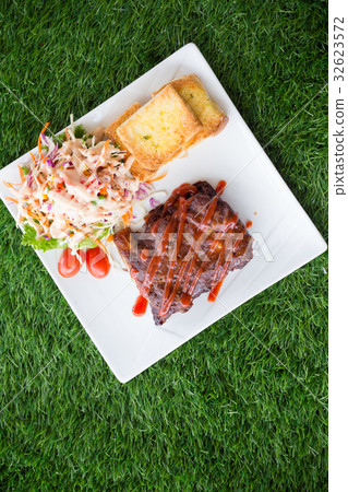 pork barbecue ribs with barbecue sauce and bread 32623572