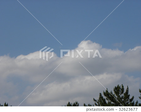 夏天的藍天白雲 夏天的藍天白雲 32623677
