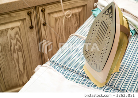 Pressboard and iron Pressboard and iron 32623851