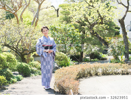 Women in kimonos (green background) 32623951