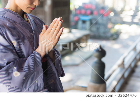 Kimono women who visit temples 32624476