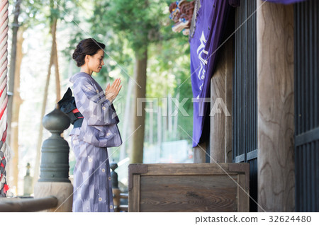 Kimono women who visit temples Kimono women who visit temples 32624480