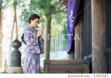 參觀寺廟的和服婦女 32624481
