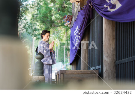 Kimono women who visit temples 32624482