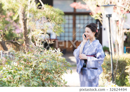 參觀寺廟的和服婦女 參觀寺廟的和服婦女 32624494