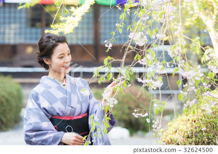 參觀寺廟的和服婦女 32624500