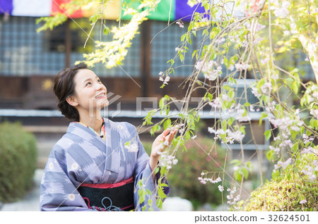 參觀寺廟的和服婦女 32624501