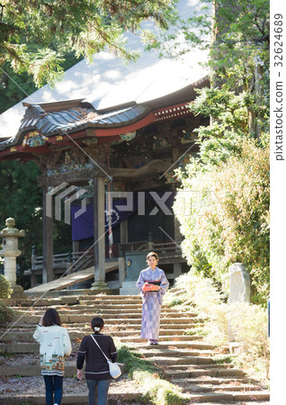 Kimono women who visit temples Kimono women who visit temples 32624689