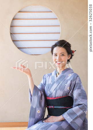 Kimono woman sitting on the edge Kimono woman sitting on the edge 32625038