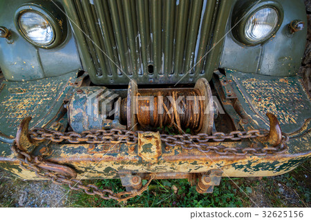 Abandoned old rusty truck Abandoned old rusty truck 32625156