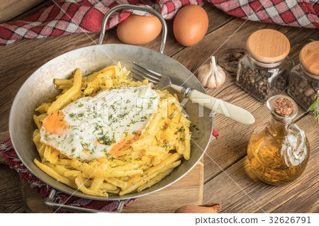 Fried egg served with yellow beans. Fried egg served with yellow beans. 32626791