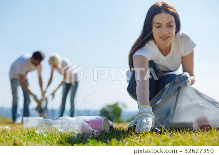 Passionate young woman improving the environment Passionate young woman improving the environment 32627350