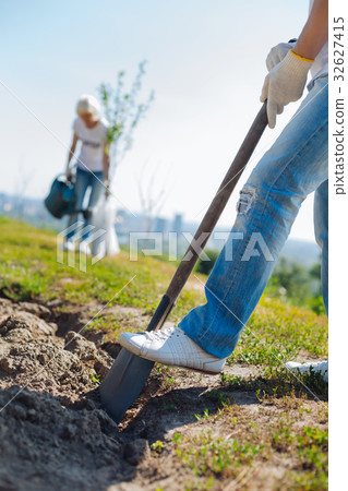 Strong hardworking man digging holes for new Strong hardworking man digging holes for new 32627415