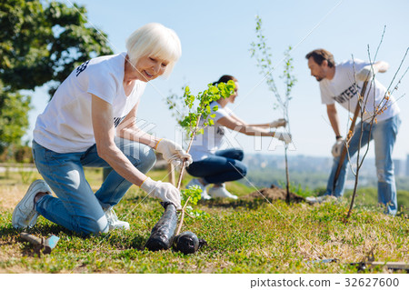 Incredible team of people expanding the boundaries Incredible team of people expanding the boundaries 32627600