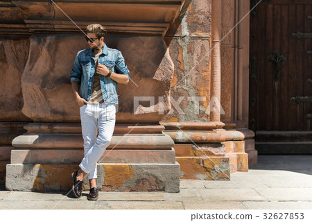 Thoughtful youthful bearded guy visiting city 32627853