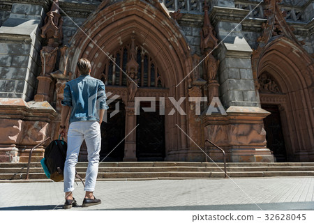 Youthful guy observing city sights on vacation Youthful guy observing city sights on vacation 32628045