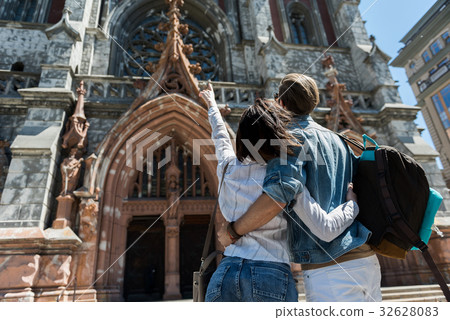 Youthful guy and lady visiting city attractions Youthful guy and lady visiting city attractions 32628083