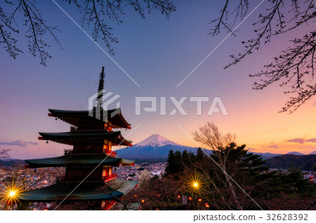 Chureito Pagoda in twilight with fuji mountain Chureito Pagoda in twilight with fuji mountain 32628392