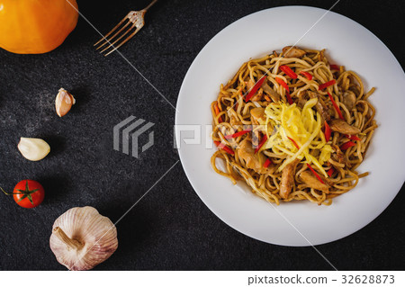 Noodles with chicken 32628873