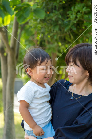 Parent and child playing in the park 32629670